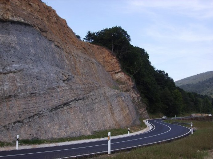Infraestructuras invierte 358.302 euros en la reparación de la carretera de Santa Eulalia, en Cabranes - Asturias