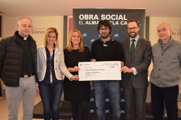 Donación La Caixa programa IES, Cáritas y Ayuntamiento de Llanes - Concejo de Llanes