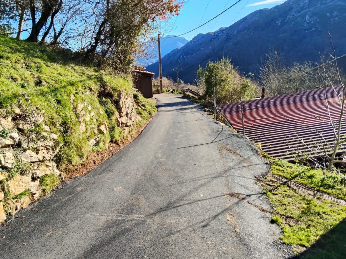 El Ayuntamiento de Llanes finaliza la pavimentación de caminos en Riensena