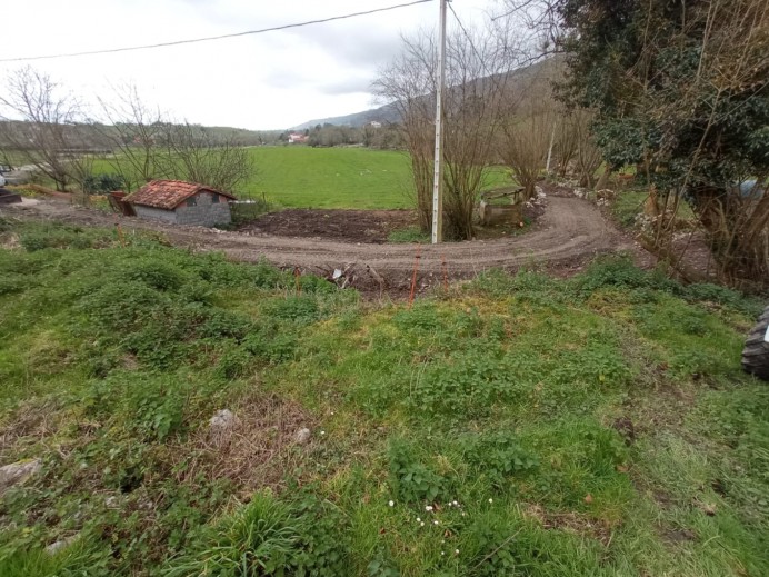 El Ayuntamiento de Llanes inicia la renovación del camino de Arna a La Potraliega en La Borbolla - Concejo de Llanes