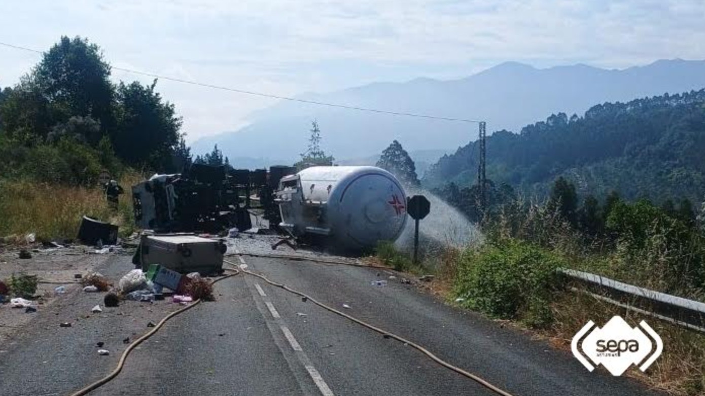 Máxima precaución en Colunga tras el vuelco de un camión de propano en la A-8: activado el PLAMERPA por riesgo de explosión - Concejo de Colunga