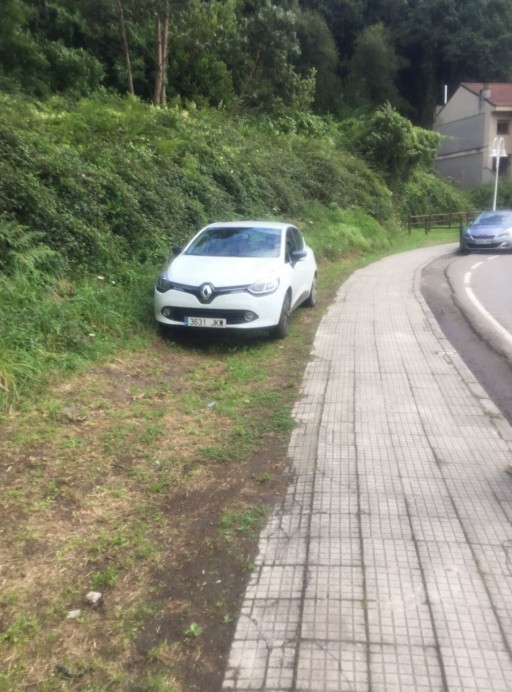 Arrancan y se llevan varios bolardos de los recién instalados - Concejo de Colunga