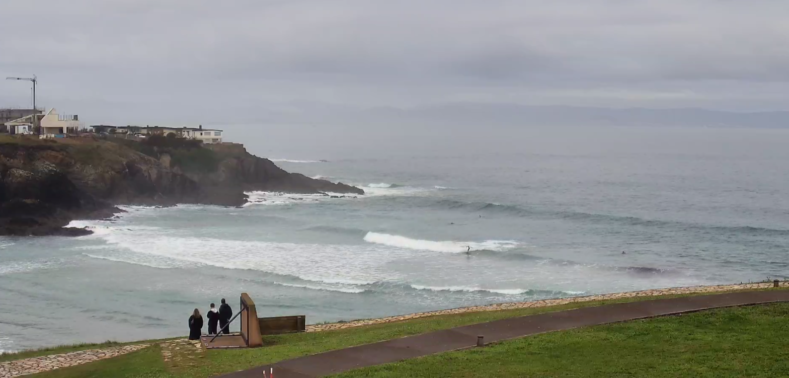  El campeonato de surf de Tapia se sigue también en directo desde casa gracias a Webcams de Asturias - Deportes