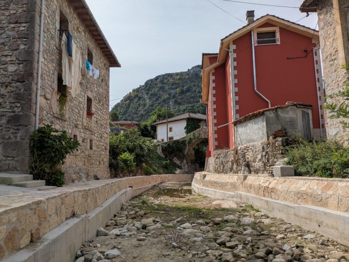 El Gobierno de Asturias avanza en la restauración fluvial del arroyo de La Ría, en Carreña - Concejo de Cabrales