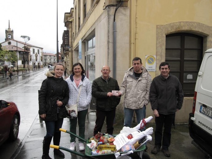 Entrega de la carretilla sorteada al ganado - Concejo de Colunga