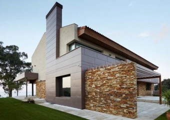 El estudio de arquitectura Ferrao y Rey Arquitectos ha sido galardonado con el premio especial internacional al proyecto más votado por el público a través de internet en la 6ª edición del ARCHIZINC TROPHÉE de VMZinc. - Concejo de Colunga