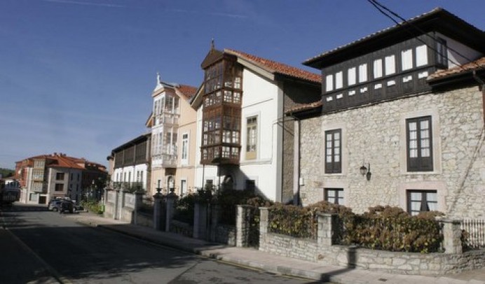 El Ayuntamiento de Llanes recuerda a los vecinos la exención de tasas por el arreglo de canalones y pintura de fachadas de enero a junio - Concejo de Llanes
