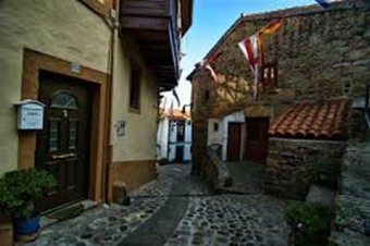 Los vecinos de Lastres debaten soluciones sobre el tráfico en el Casco Histórico - Concejo de Colunga