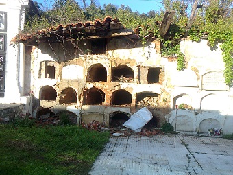 El peligro de derrumbe obliga a sustituir la techumbre de los sepulcros del cementerio de Lastres. - Concejo de Colunga
