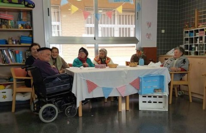 El Centro de Día de Llanes celebró su noveno aniversario con un Mercado de Artesanía - Concejo de Llanes