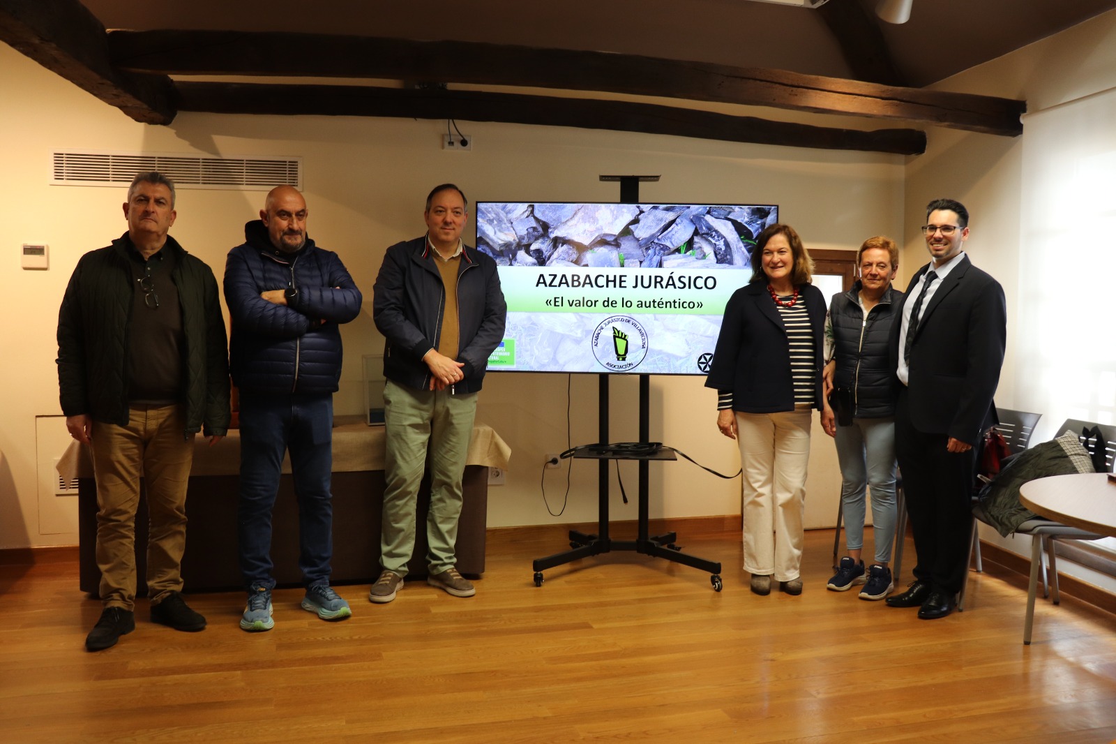 Villaviciosa inaugura el XII Certamen de Azabachería con homenaje a María Pérez y Samuel González - Concejo de Villaviciosa