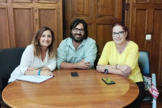 Llanes se compromete con la renovación del césped sintético en La Corredoria - Concejo de Llanes