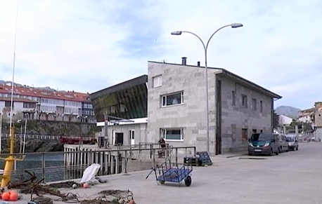 Lonja Gijón-El Musel y Cofradía Llanes, contra basuras marinas - Concejo de Llanes