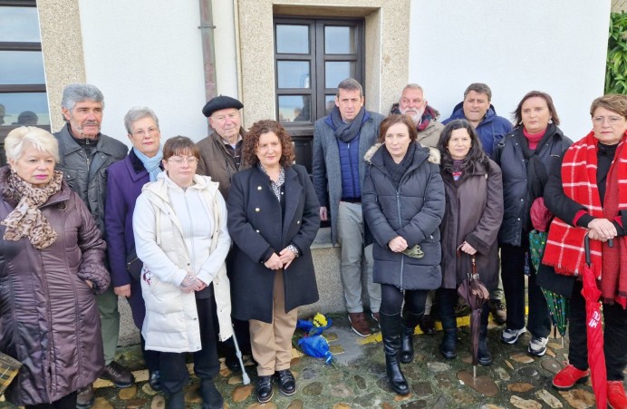 Derechos Ciudadanos coloca cuatro piedras de la memoria en Colunga para rendir tributo a las víctimas del nazismo - Concejo de Colunga