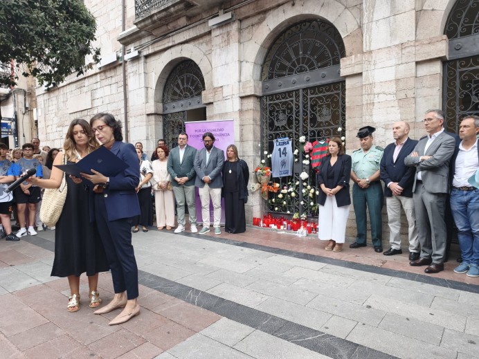Llanes reúne a las instituciones en una concentración de rechazo por el asesinato machista de Laura - Concejo de Llanes