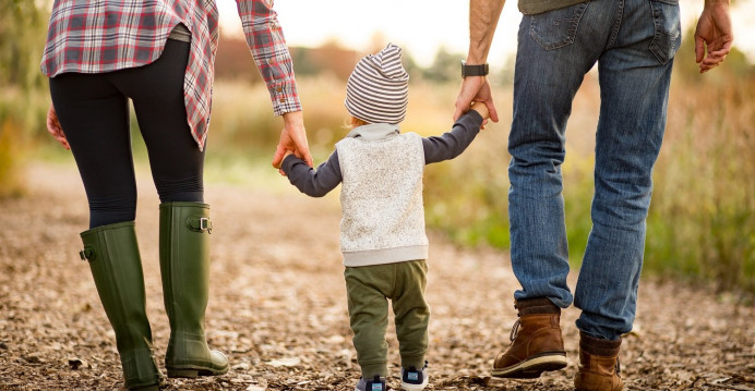 El Principado concede una prestación mensual de 448 euros a los menores en acogimiento familiar que beneficiará a 300 niños y niñas - Asturias