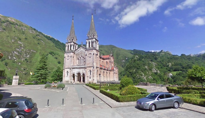 El tráfico a la basílica de Covadonga se cortará desde mañana hasta el viernes por las obras de reparación de la explanada - Concejo de Cangas de Onís