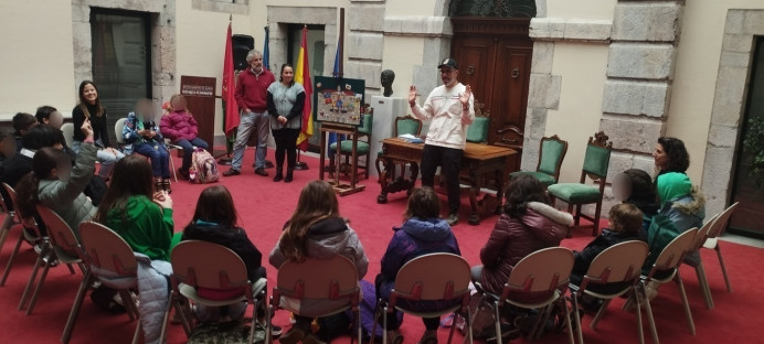 Los alumnos del CRA 1 de Llanes visitan el ayuntamiento. - Concejo de Llanes