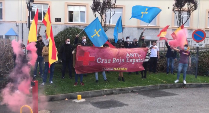 La delegación asturiana del movimiento Hacer Nación se ha concentrado en las inmediaciones de la sede de Cruz Roja en Oviedo.   La acción, que ha consistido en el despliegue de una pancarta con el lema  - Asturias