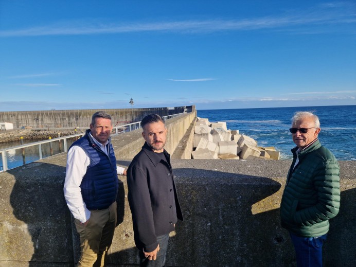 Finaliza la recarga de los bloques que refuerzan el dique del puerto de Llastres - Concejo de Colunga