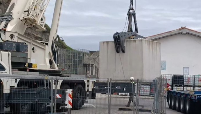 Llegan a Lastres los primeros bloques de hormigón para reforzar el dique: inquietud vecinal por el paso de camiones junto a las viviendas - Concejo de Colunga