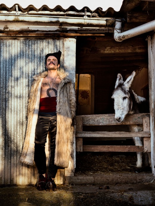 Rodrigo Cuevas estrena su nuevo espectáculo El mundo por montera este sábado en el Teatro de la Laboral. Más programación - Arte