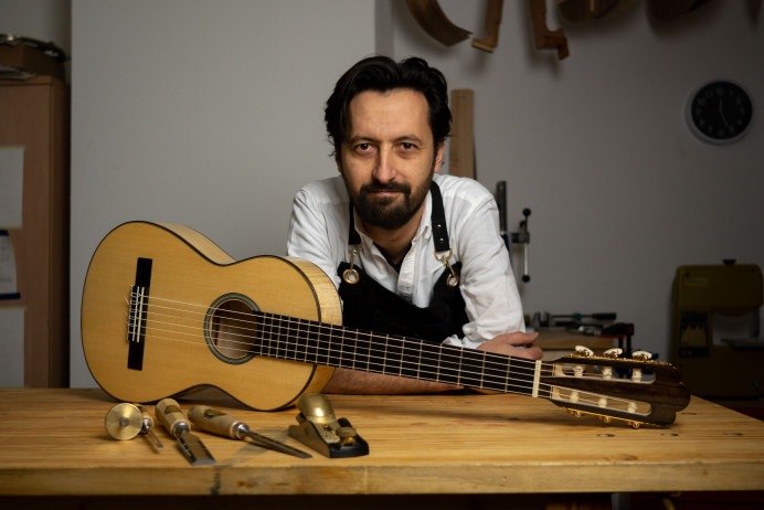 El lutier asturiano David Duyos presenta su trabajo en el Conservatorio de Gijón  - Concejo de Caravia