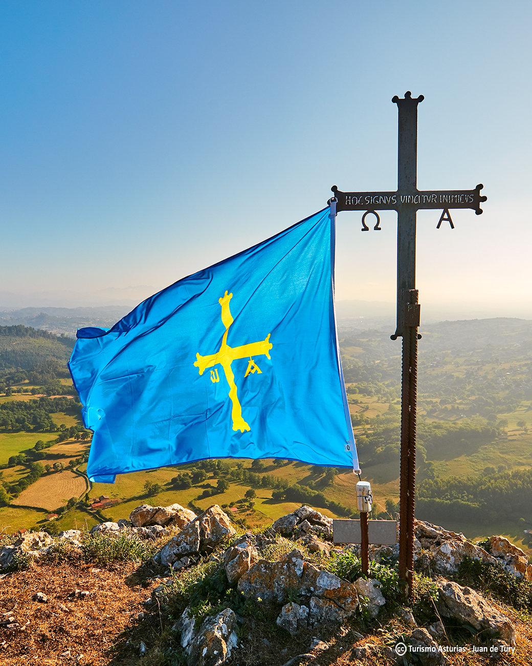El Día de la Bandera de Asturias llena balcones y rincones del oriente asturiano - Oriente de Asturias