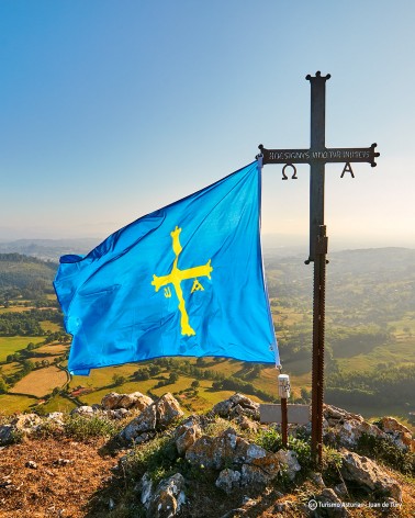 El Día de la Bandera de Asturias llena balcones y rincones del oriente asturiano