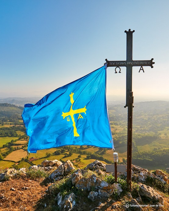 El Día de la Bandera de Asturias llena balcones y rincones del oriente asturiano