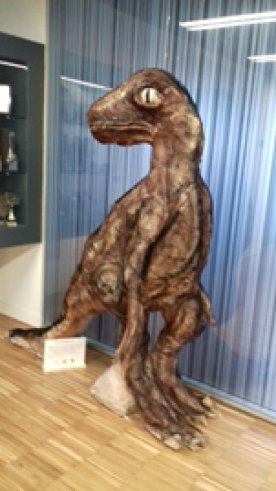 Campus bilingüe 2018 regala una maqueta de dinosaurio al Ayuntamiento - Concejo de Colunga