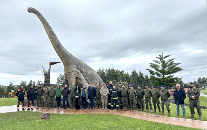 El MUJA recupera dos nuevos bloques fósiles de un gran saurópodo en los acantilados de Ribadesella con apoyo del Ejército de Tierra - Concejo de Colunga