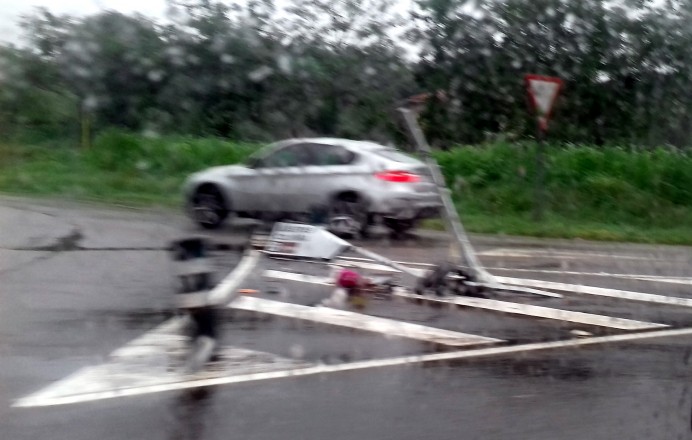 Llevan de cuajo la señalización vial de la rotonda - Concejo de Colunga