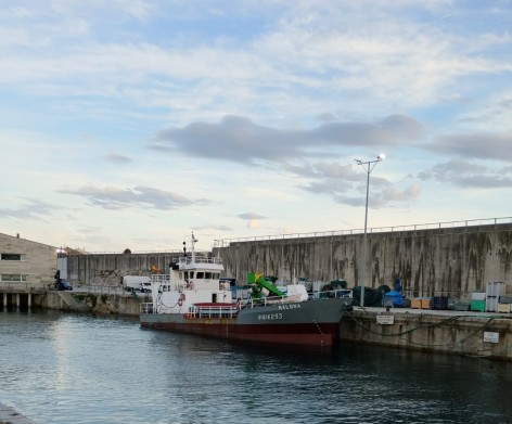 Comienzan los trabajos de dragado en el puerto de Llanes para mejorar el calado y la maniobrabilidad