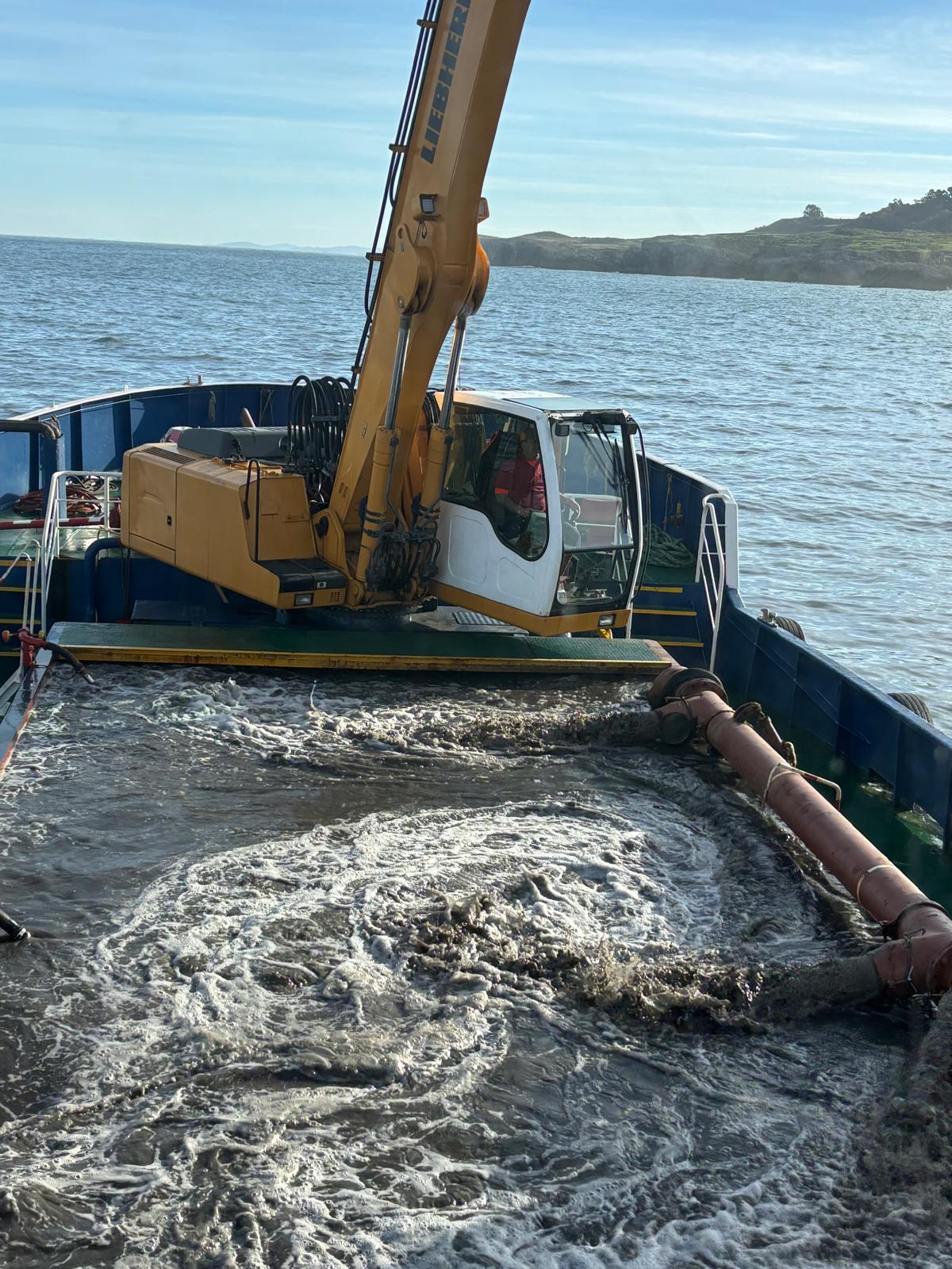 Movilidad concluye el dragado de la dársena pesquera del puerto de Llanes - Concejo de Llanes