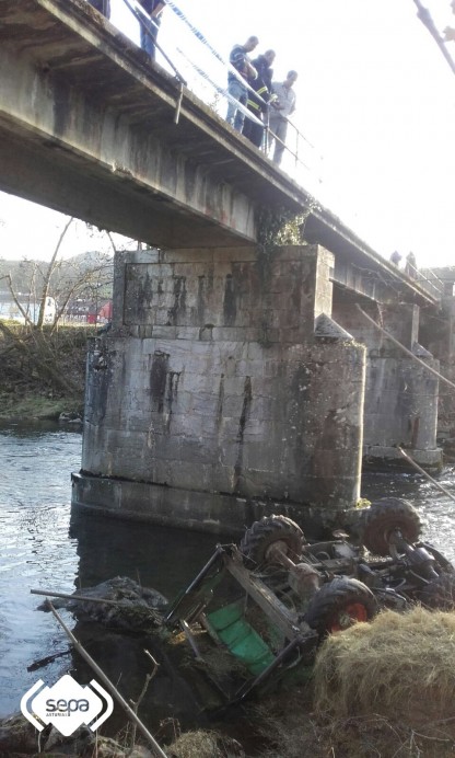 Dos heridos de gravedad al caer un Dúmper por un puente en Piloña - Concejo de Piloña