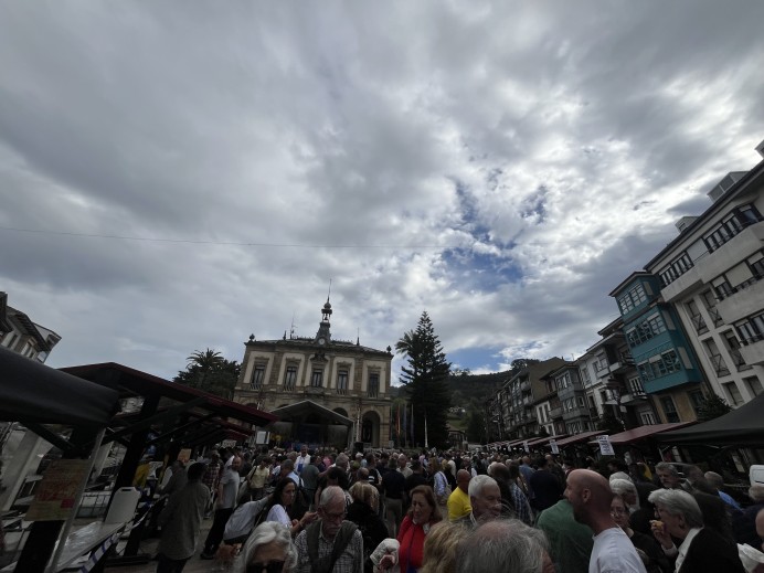 Villaviciosa celebra el Día Internacional de la Manzana con talleres, reparto de fruta y jornadas formativas - Concejo de Villaviciosa