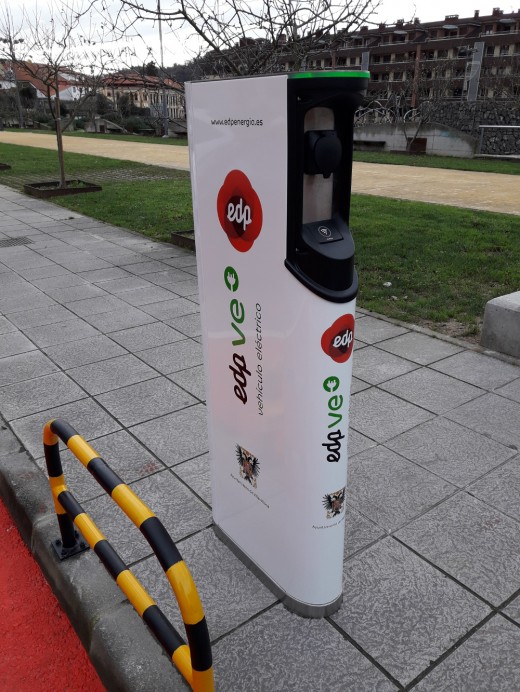 Villaviciosa ha estrenado su primer punto de recarga para vehículos eléctricos en vías públicas - Concejo de Villaviciosa