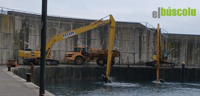 Comienzan las labores de limpieza y dragado en el puerto de Lastres - Concejo de Colunga