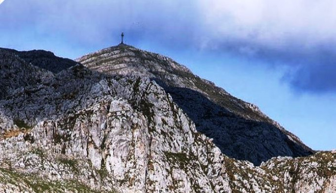 Omar Pardo: El Picu Pienzu en el monte de Carrandi - Concejo de Colunga