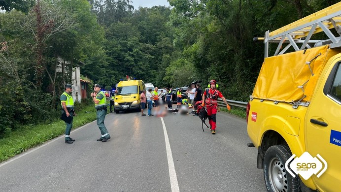 Emergencia en Llanes por choque frontal entre vehículos: ocho heridos y un traslado al HUCA - Sucesos