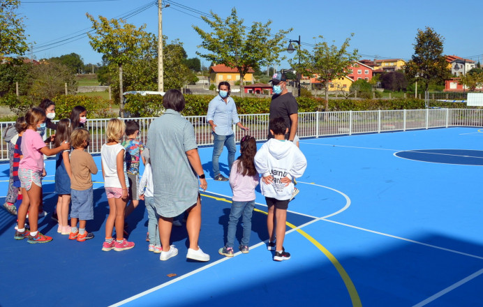 Los escolares estrenaron hoy nueva pista polideportiva Celorio - Concejo de Llanes