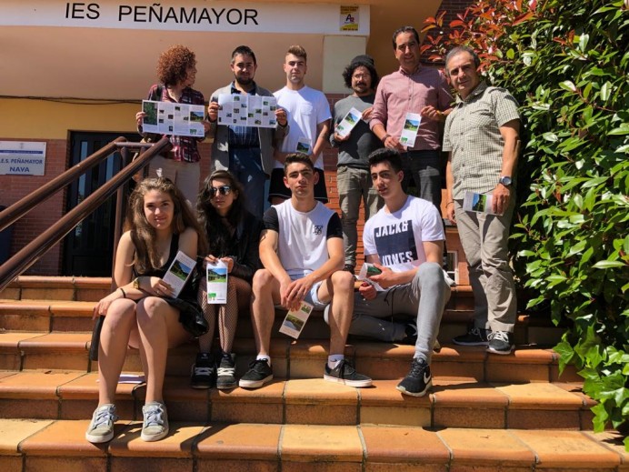 Nava presenta la guía de la "Ruta de los Escolinos" preparada pol alumnáu del IES Peñamayor - Noticies N´Asturianu