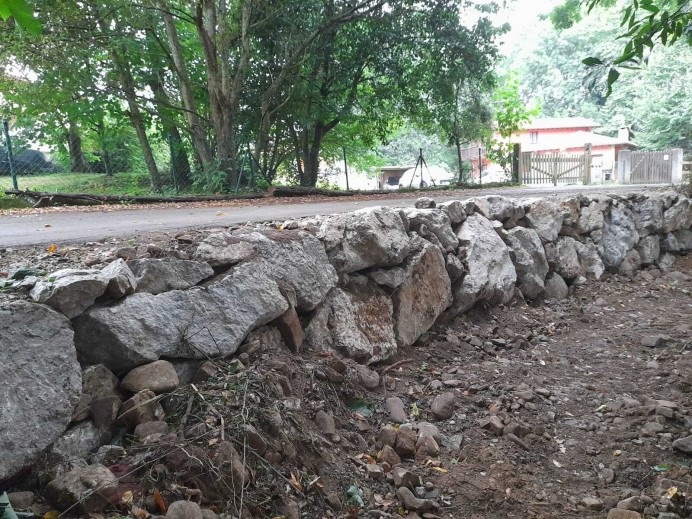 El Ayuntamiento de Llanes construye una escollera en el río San Cecilio a su paso por Cardosu - Concejo de Llanes