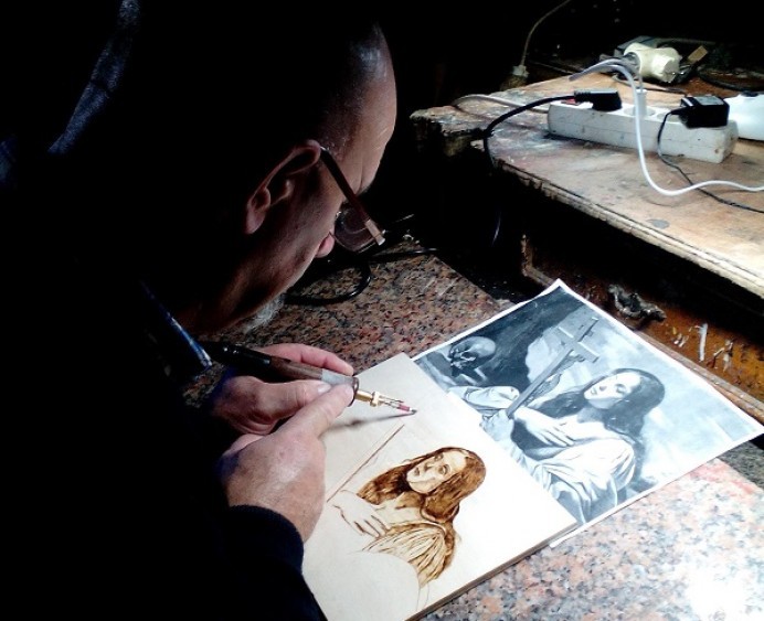 El artesano de San Roque del Acebal Juan Antonio Somohano Cerezo expone sus pirograbados en Llanes - Concejo de Llanes