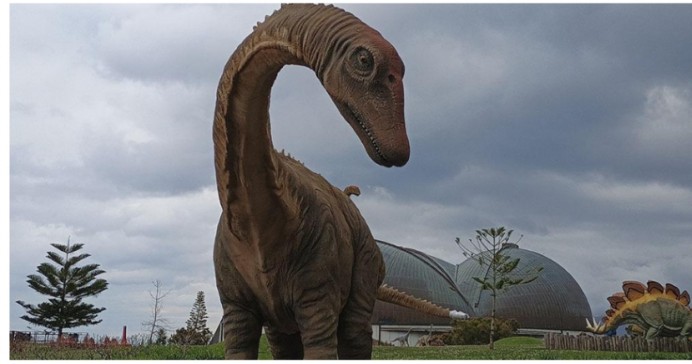 El MUJA estrena una nueva réplica de diplodocus en su Jardín - Concejo de Colunga