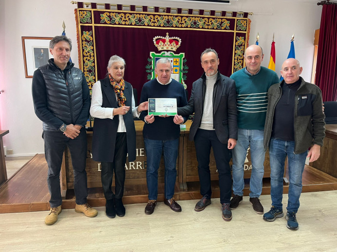 Entrega el cheque regalo al Ayto de Parres y Galbán - Concejo de Parres