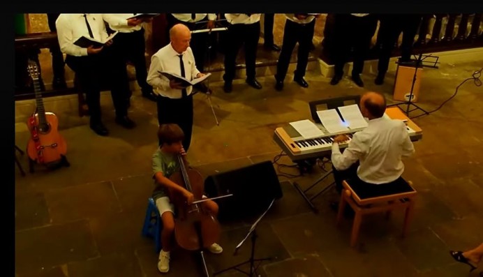 Tres generaciones unidas por la música en el XV aniversario del Coro San Roque de Lastres - Concejo de Colunga