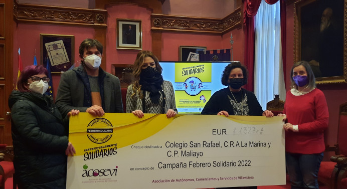 Los centros educativos de Villaviciosa reciben la recaudación de la campaña solidaria de Acosevi - Concejo de Villaviciosa