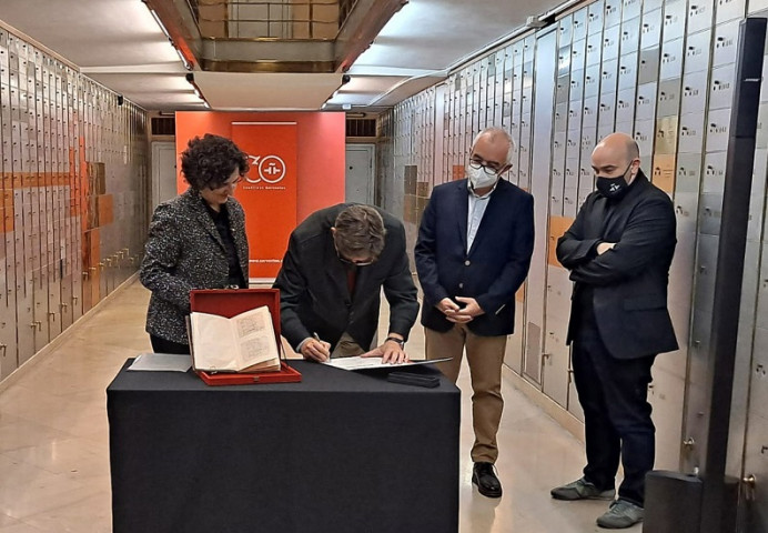 El Principado deposita la obra inédita de Fernán-Coronas en la Caja de las Letras del Instituto Cervantes - Asturias